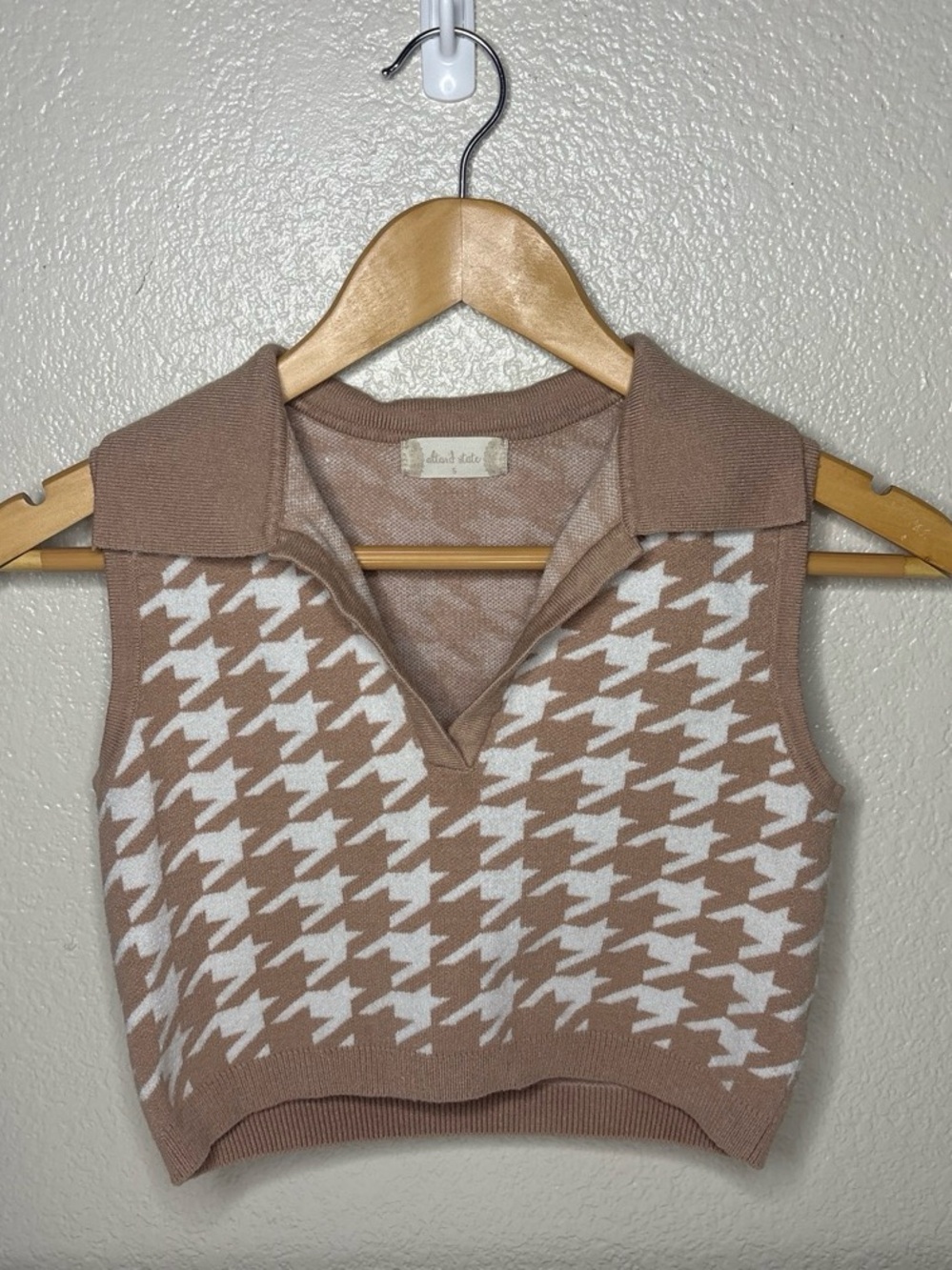 Altar'd State Taupe & White Houndstooth Collared Crop Sweater Vest